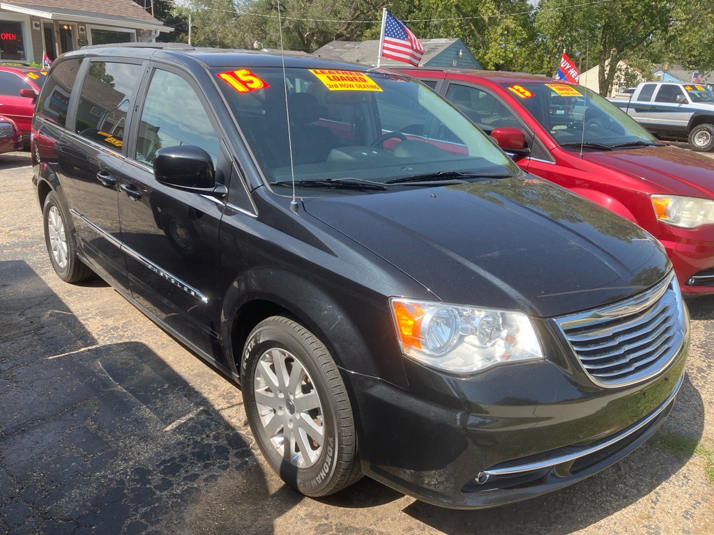 2015 Chrysler Town & Country Image 2