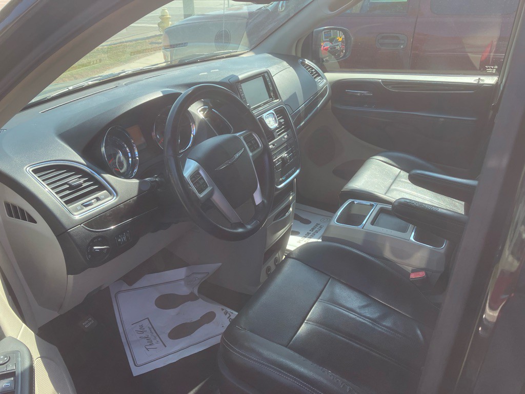 2015 Chrysler Town & Country Image 5
