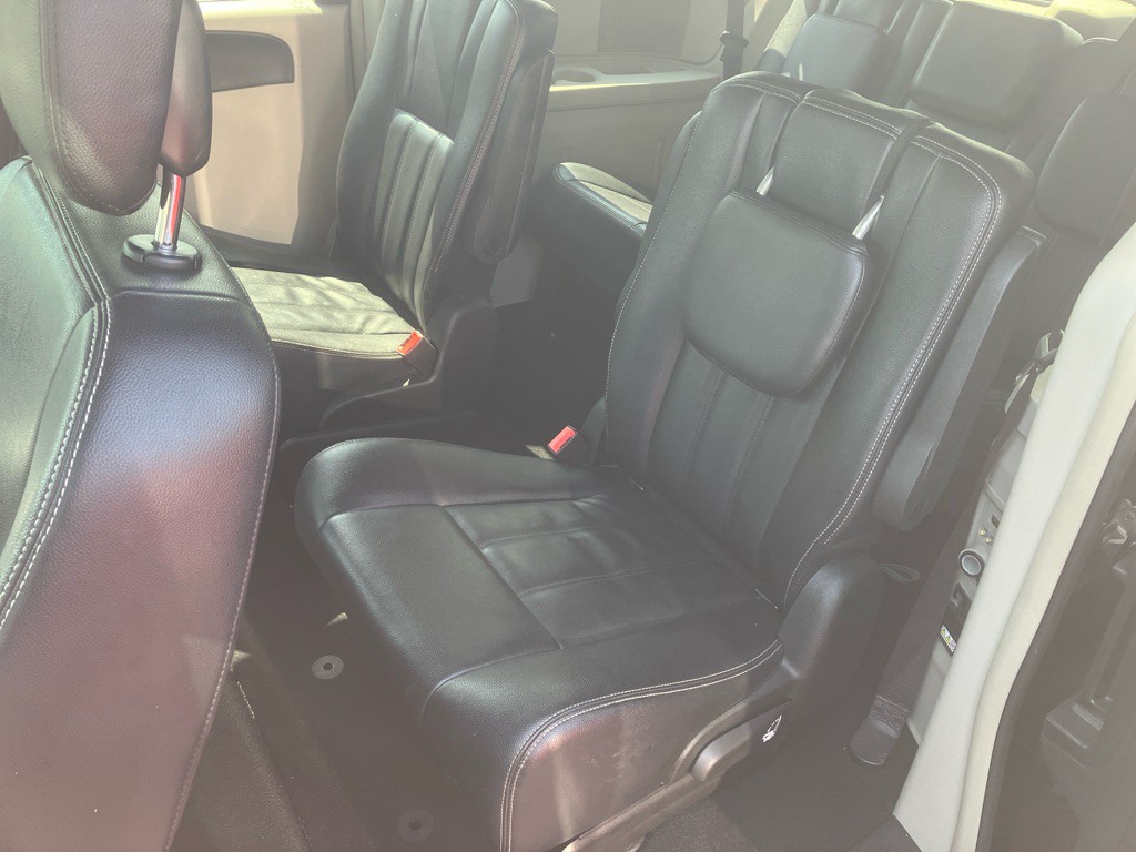 2015 Chrysler Town & Country Image 6
