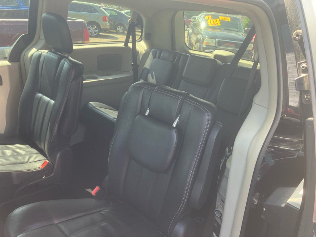 2015 Chrysler Town & Country Image 7