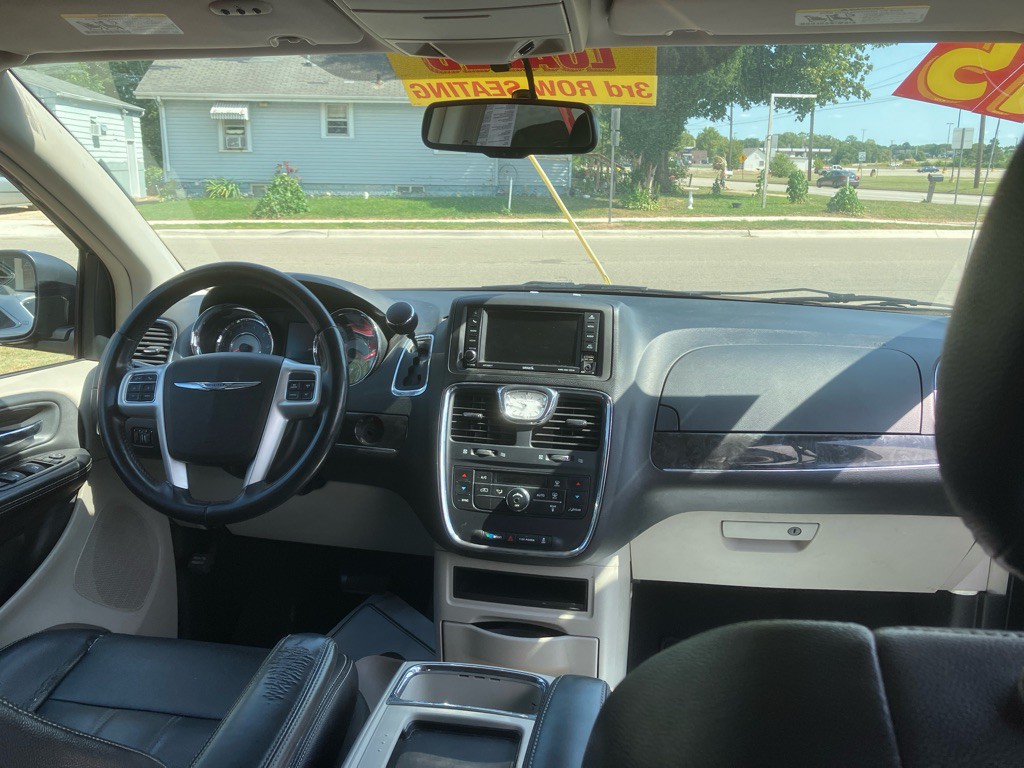 2015 Chrysler Town & Country Image 11