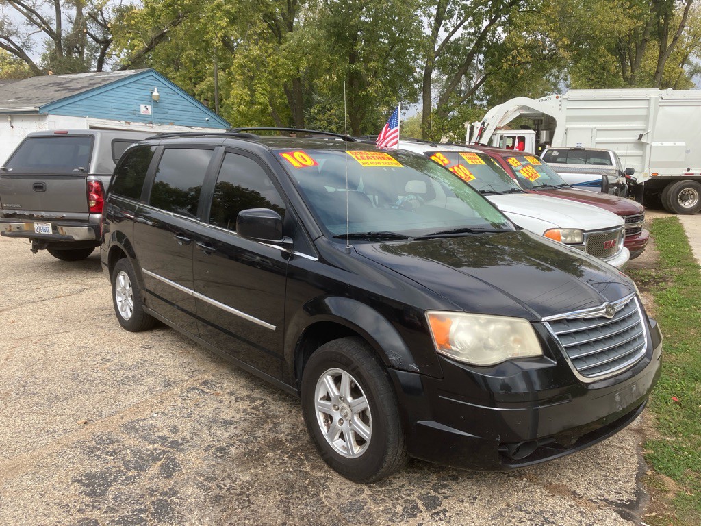 2010 Chrysler Town & Country Image 2