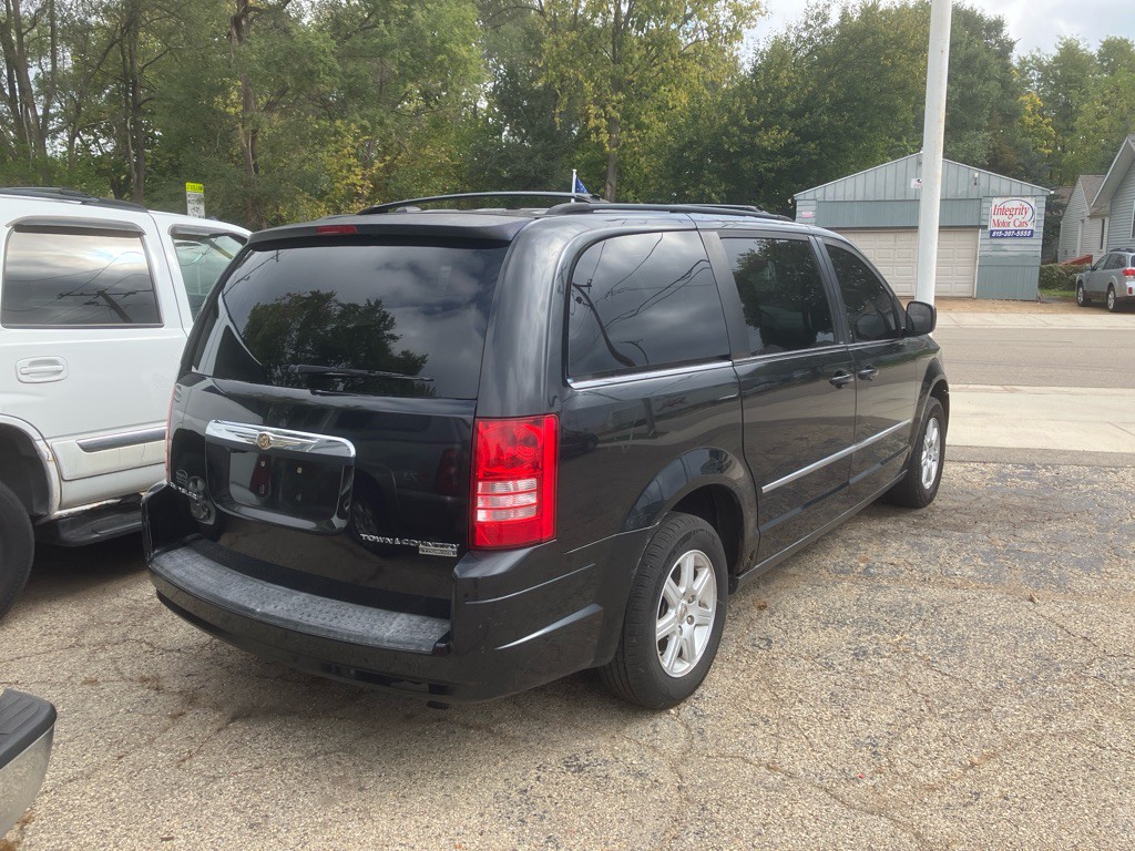 2010 Chrysler Town & Country Image 3