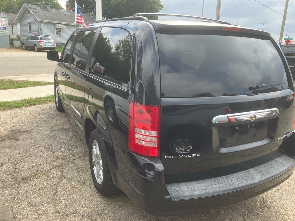2010 Chrysler Town & Country Image 4