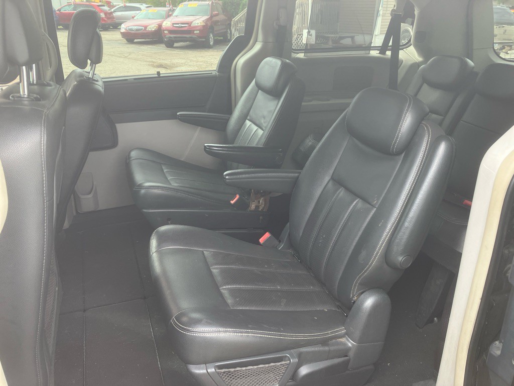 2010 Chrysler Town & Country Image 6