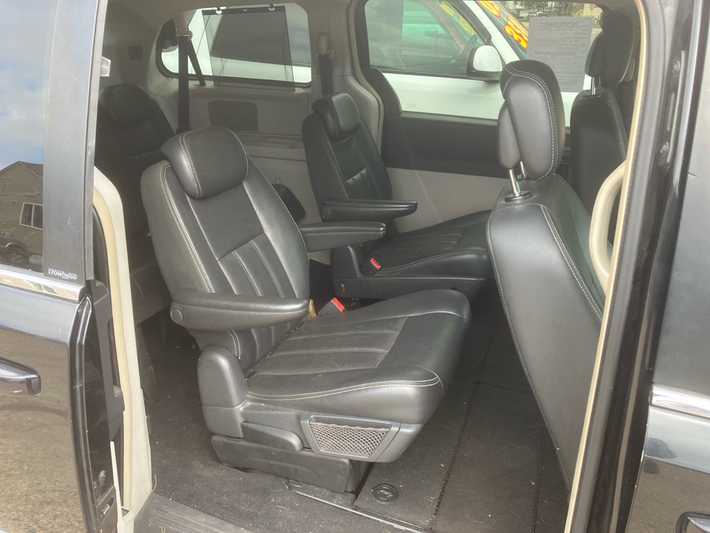 2010 Chrysler Town & Country Image 8