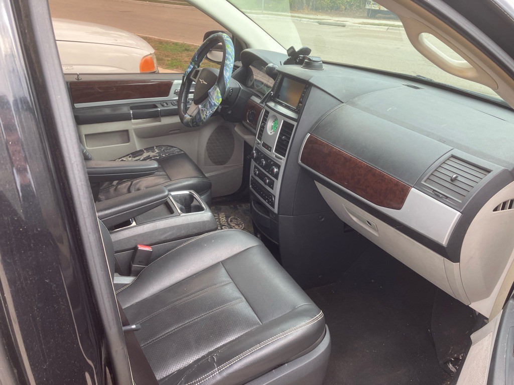 2010 Chrysler Town & Country Image 9