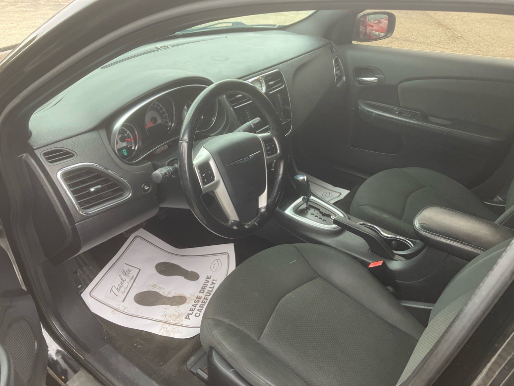 2011 Chrysler 200 Image 5