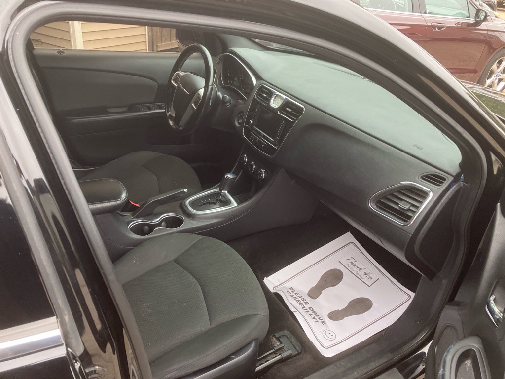 2011 Chrysler 200 Image 8
