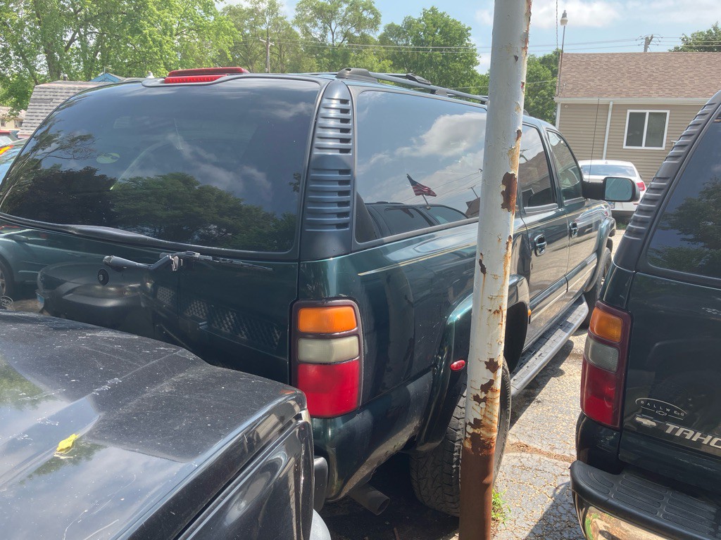 2004 Chevrolet Suburban Image 3
