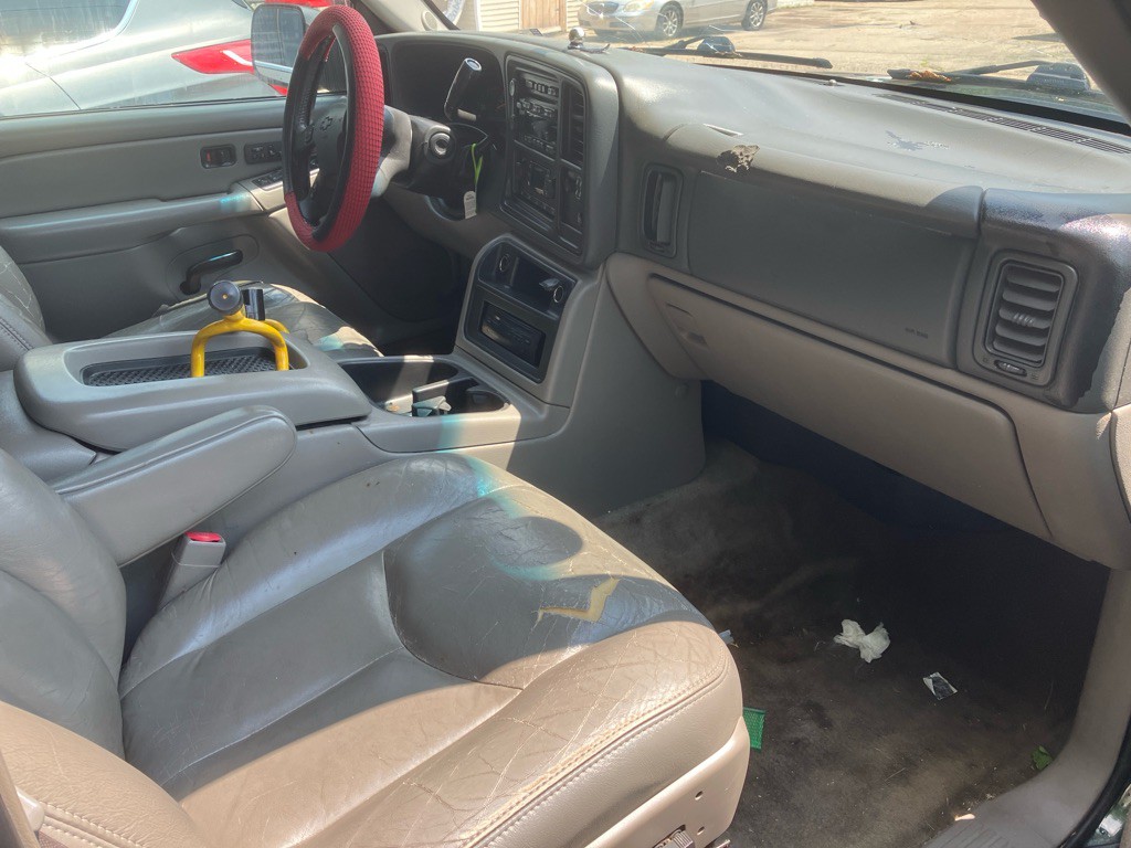 2004 Chevrolet Suburban Image 5