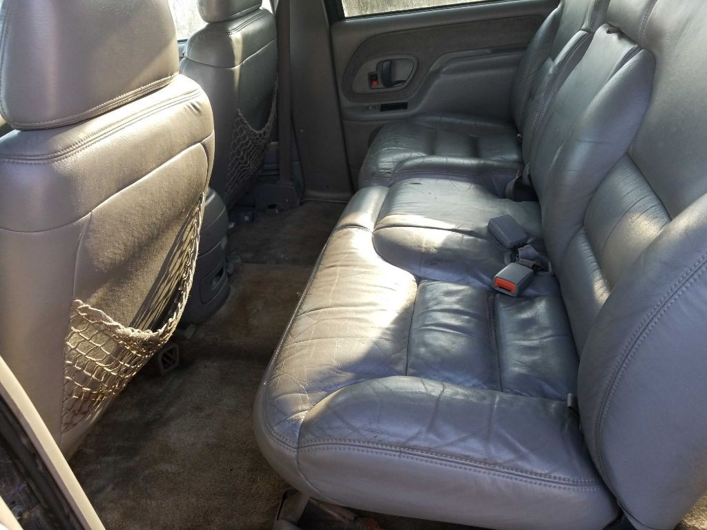 1999 Chevrolet Suburban Image 3