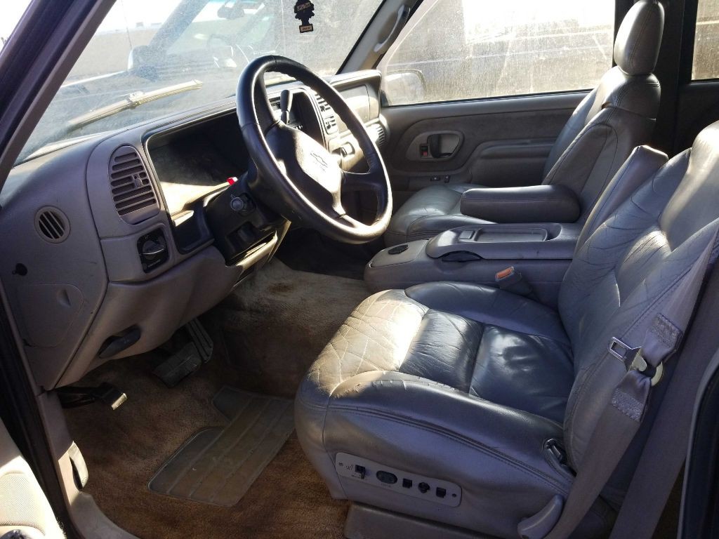 1999 Chevrolet Suburban Image 4