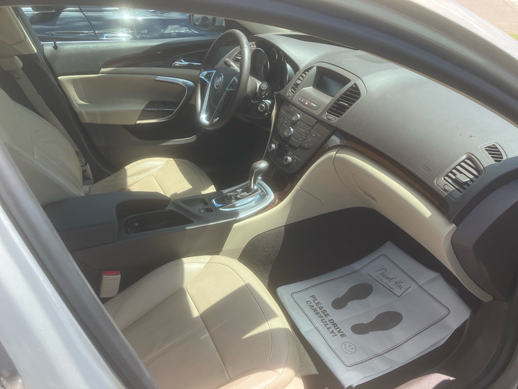2011 Buick Regal Image 9