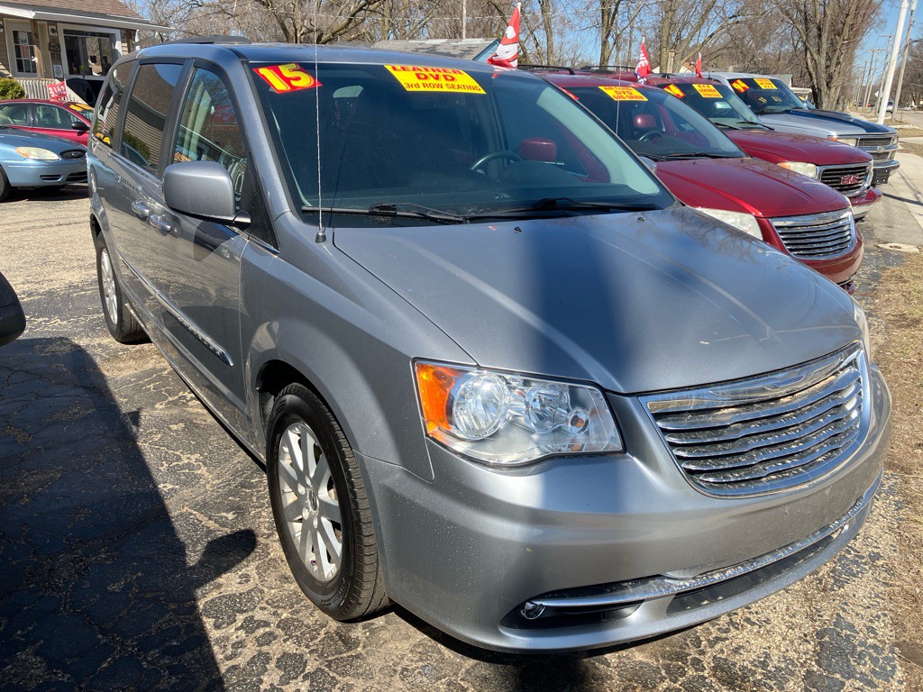 2015 Chrysler Town & Country Image 2