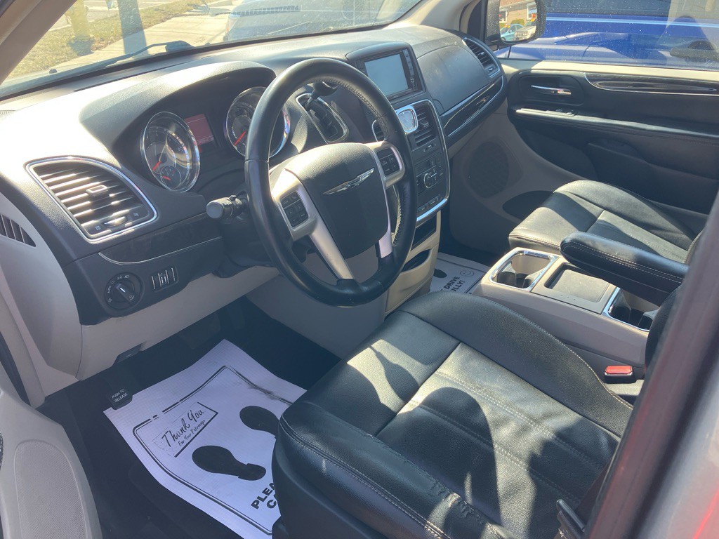 2015 Chrysler Town & Country Image 5