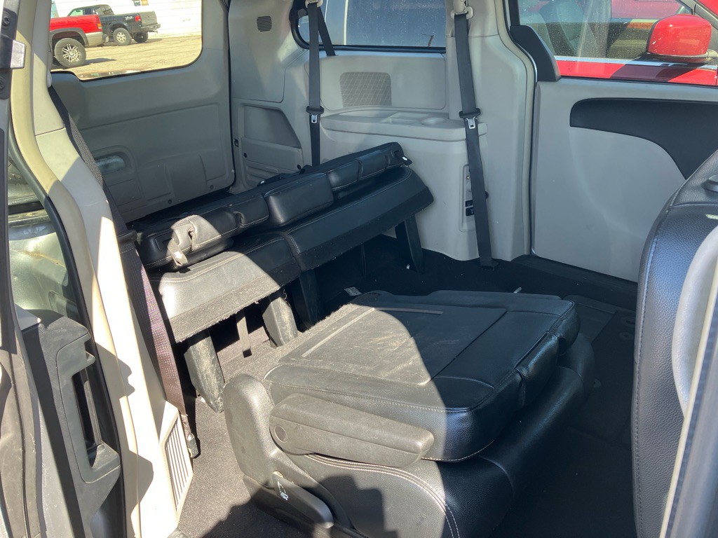 2015 Chrysler Town & Country Image 8