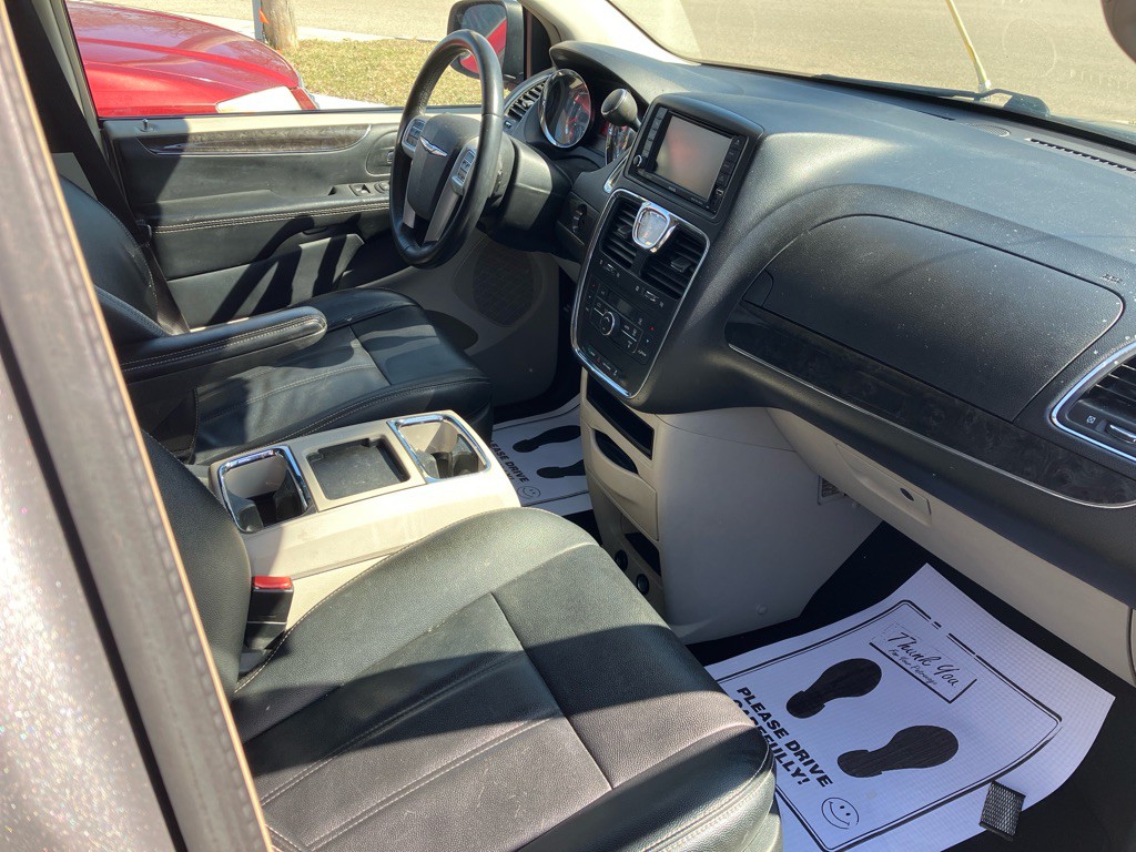 2015 Chrysler Town & Country Image 9