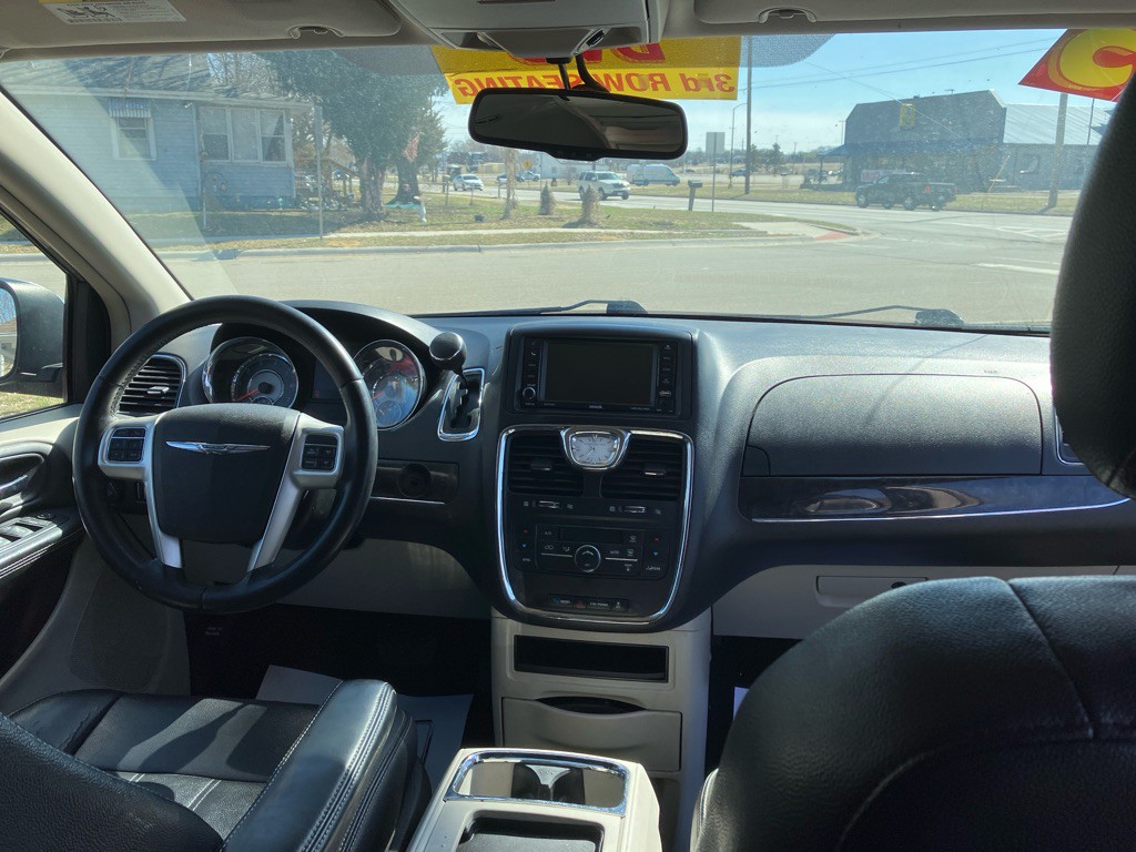 2015 Chrysler Town & Country Image 10