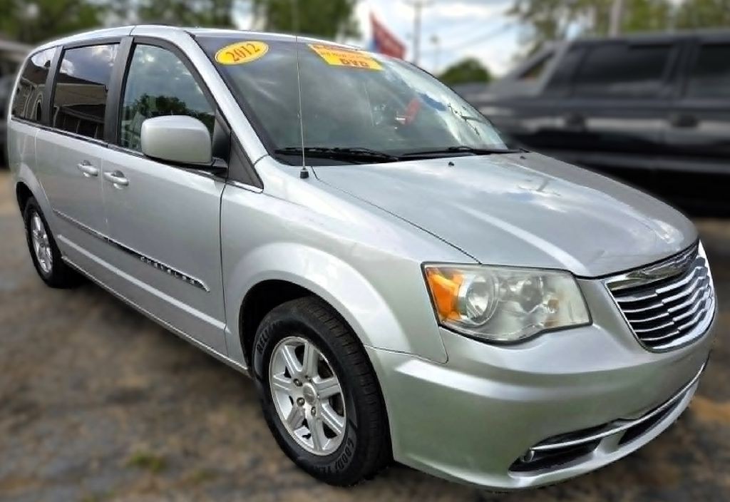 2012 Chrysler Town & Country Image 2