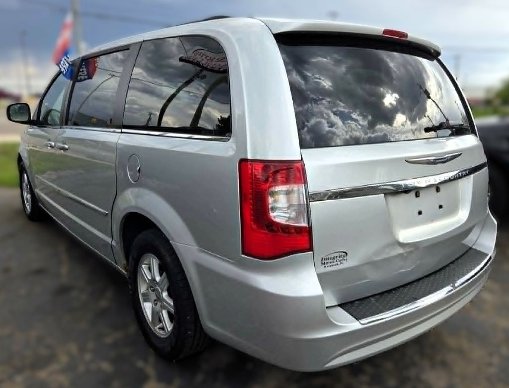 2012 Chrysler Town & Country Image 3