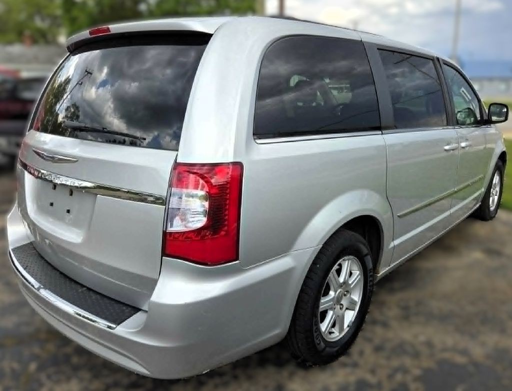 2012 Chrysler Town & Country Image 5