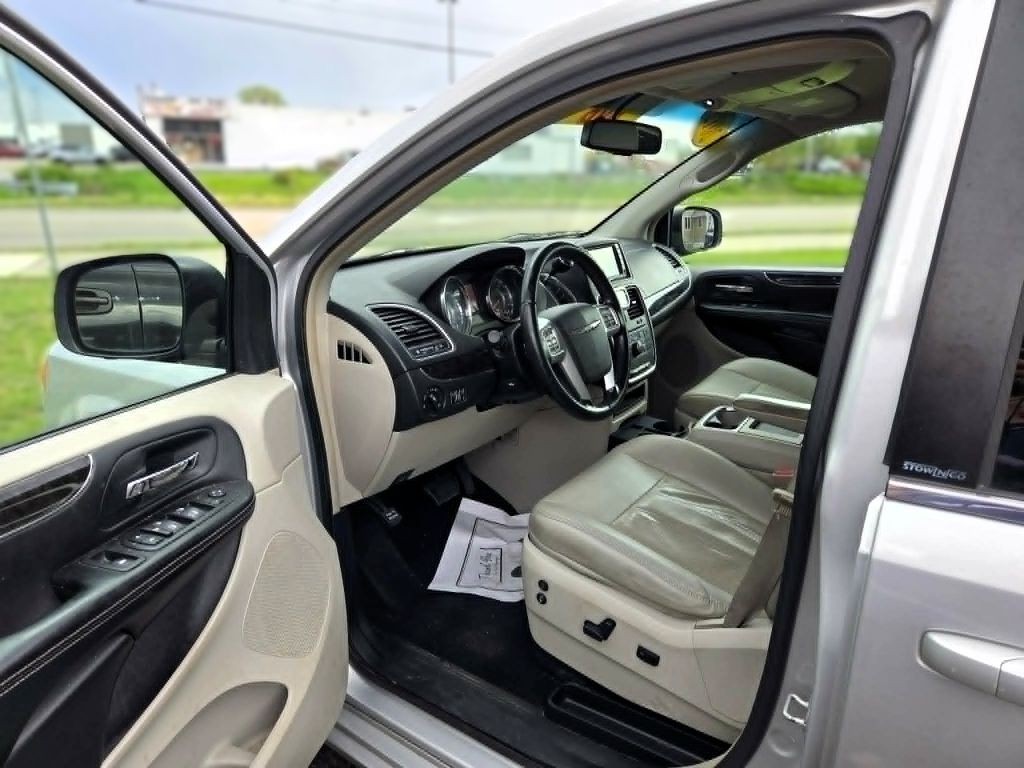2012 Chrysler Town & Country Image 6