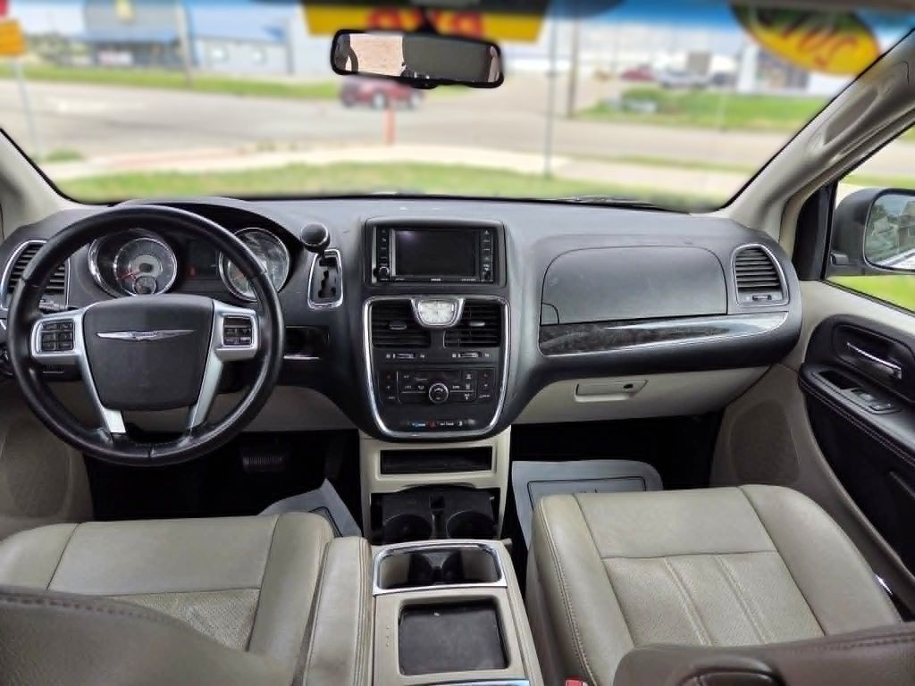 2012 Chrysler Town & Country Image 7
