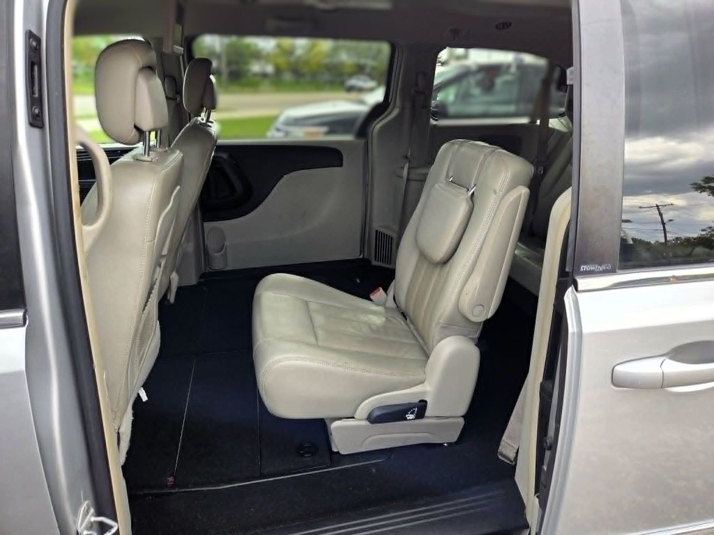 2012 Chrysler Town & Country Image 8