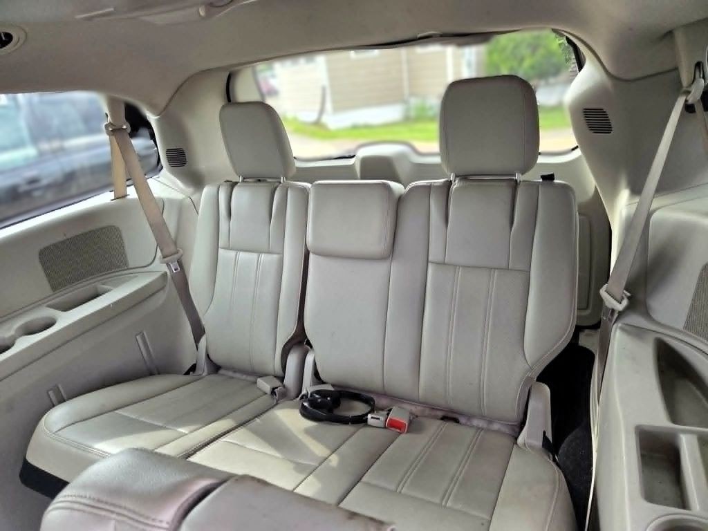 2012 Chrysler Town & Country Image 9