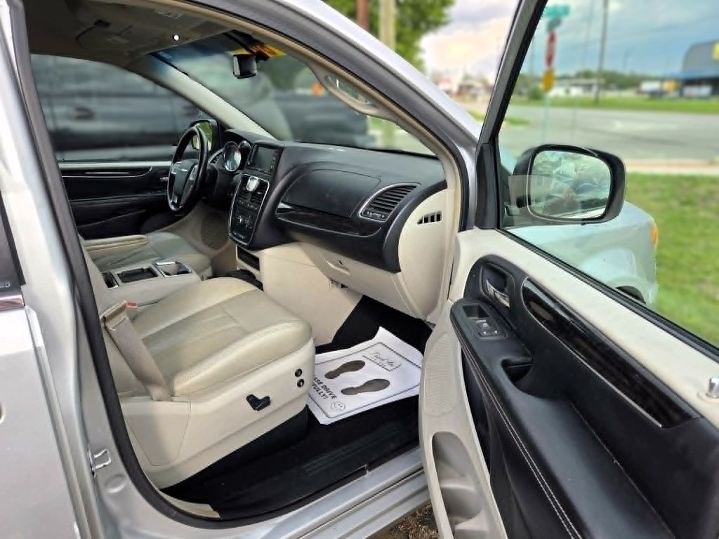 2012 Chrysler Town & Country Image 10