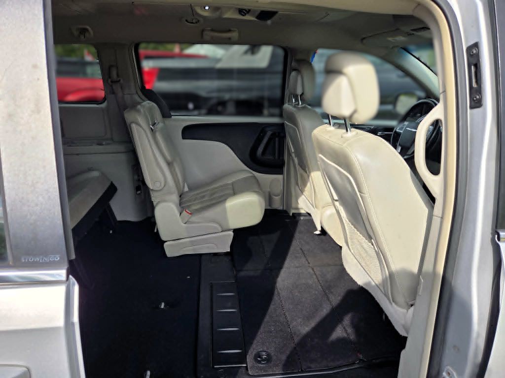 2012 Chrysler Town & Country Image 11