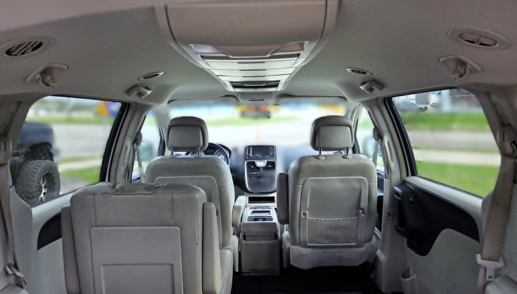 2012 Chrysler Town & Country Image 12