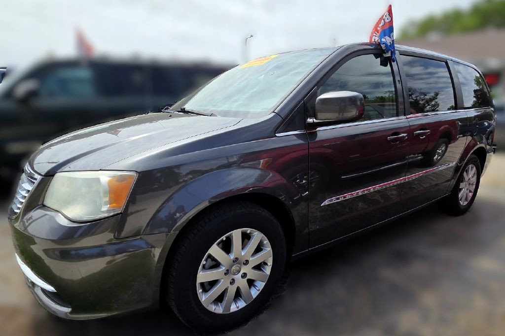 2015 Chrysler Town & Country Image 2