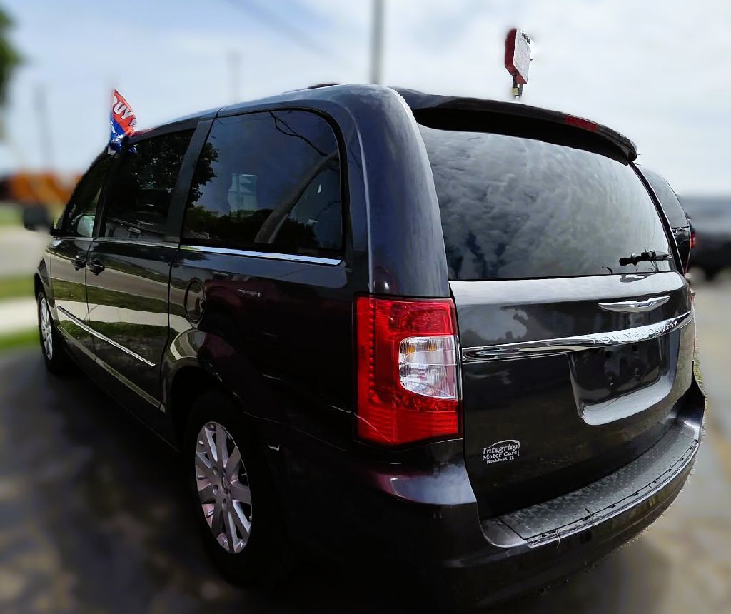 2015 Chrysler Town & Country Image 3