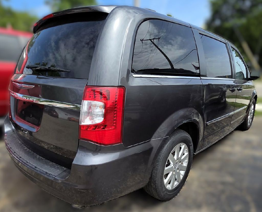 2015 Chrysler Town & Country Image 4