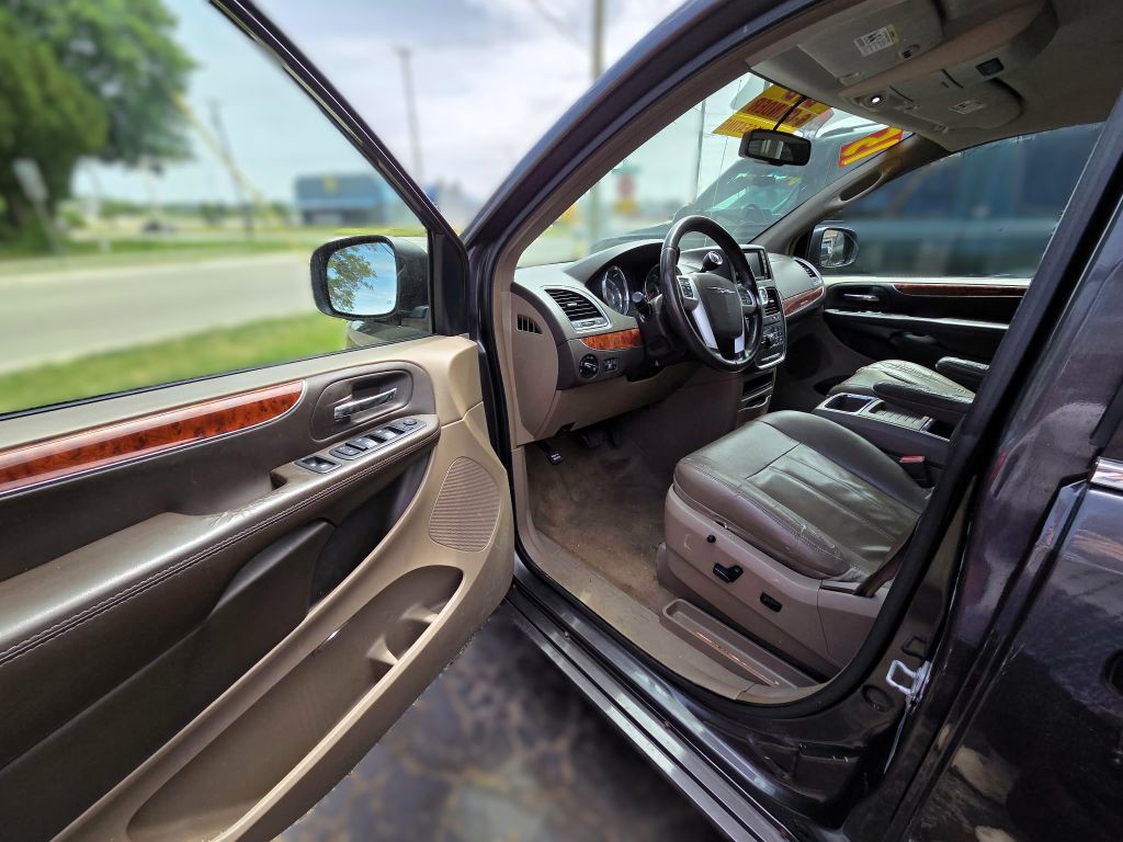 2015 Chrysler Town & Country Image 5