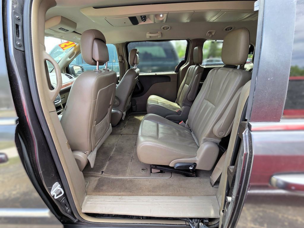 2015 Chrysler Town & Country Image 6