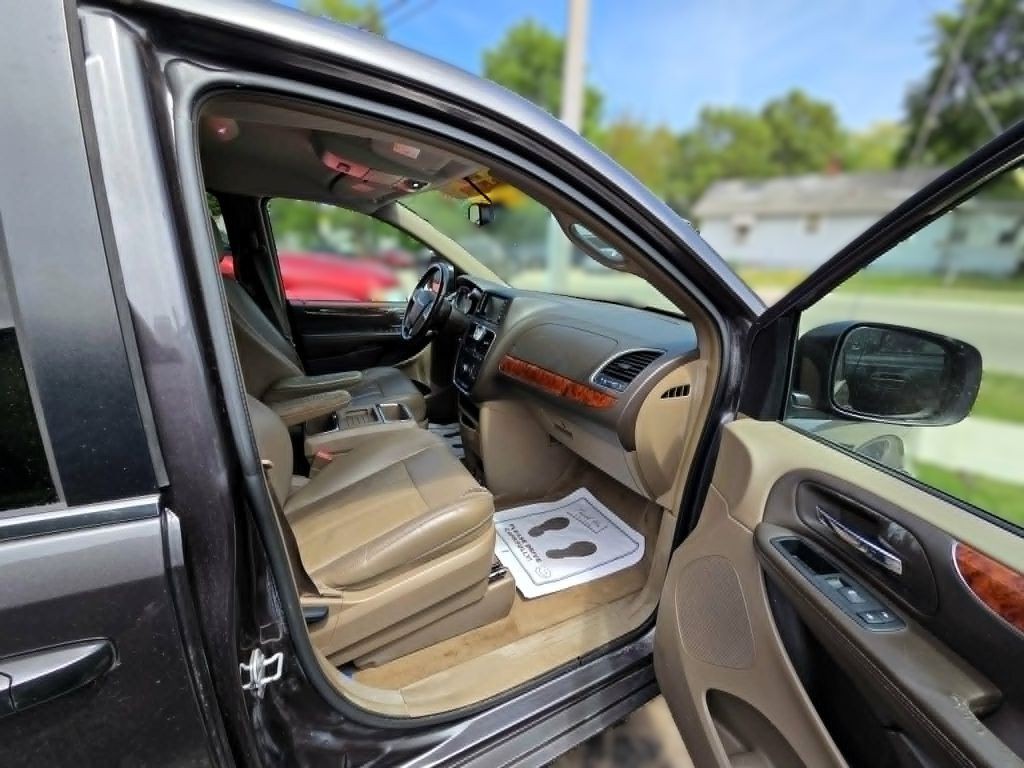 2015 Chrysler Town & Country Image 7