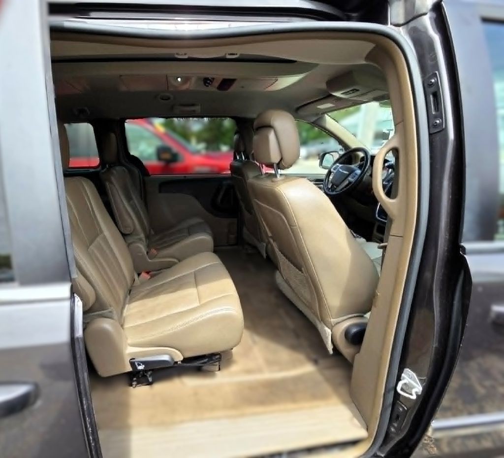 2015 Chrysler Town & Country Image 8