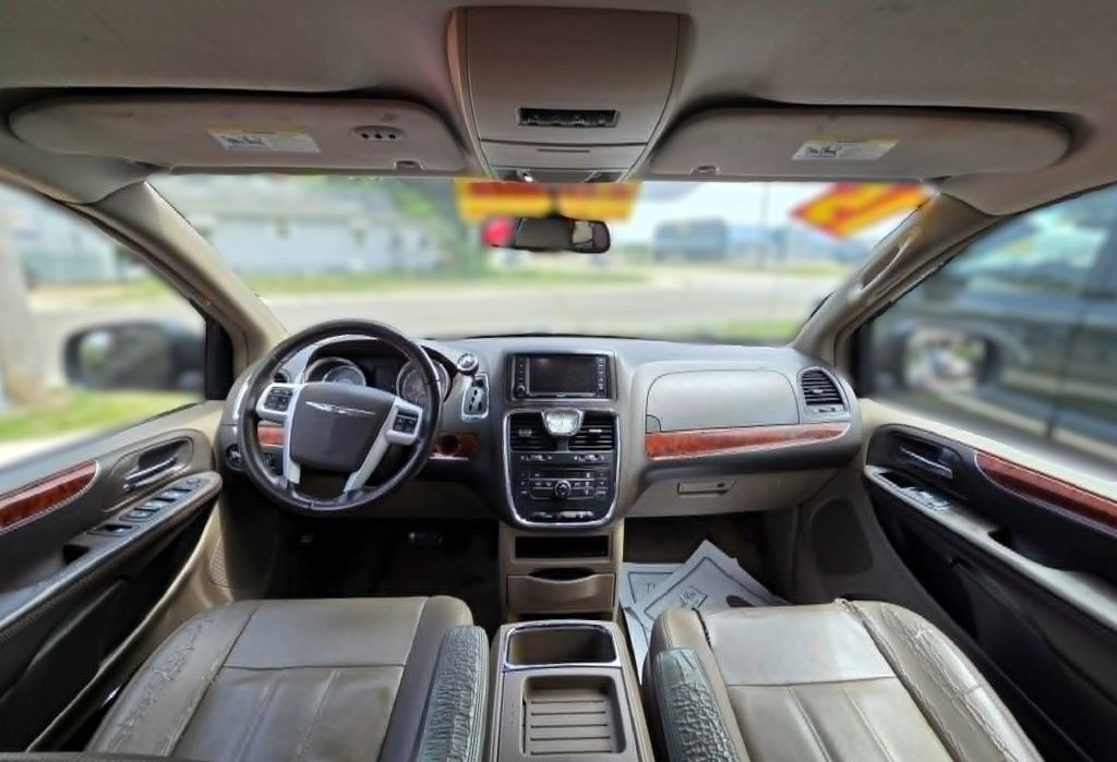 2015 Chrysler Town & Country Image 9