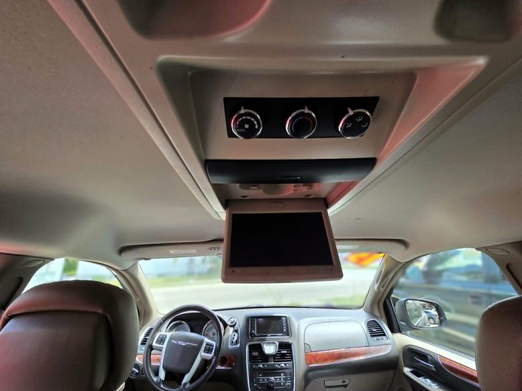 2015 Chrysler Town & Country Image 10