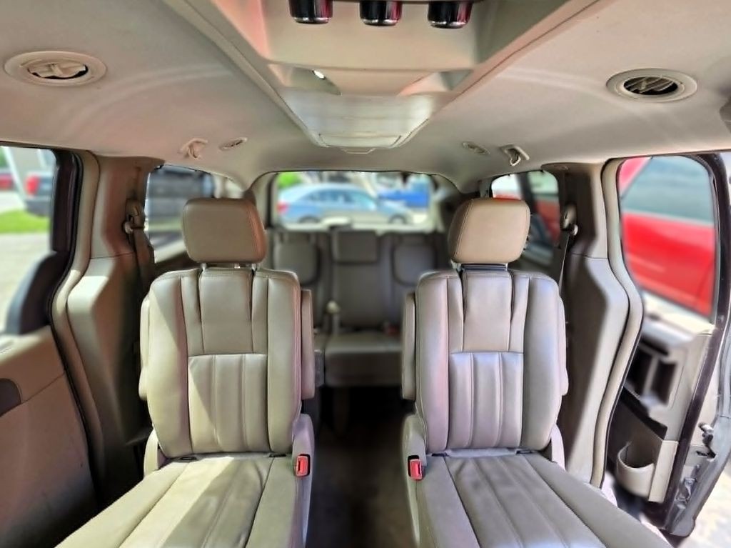 2015 Chrysler Town & Country Image 11
