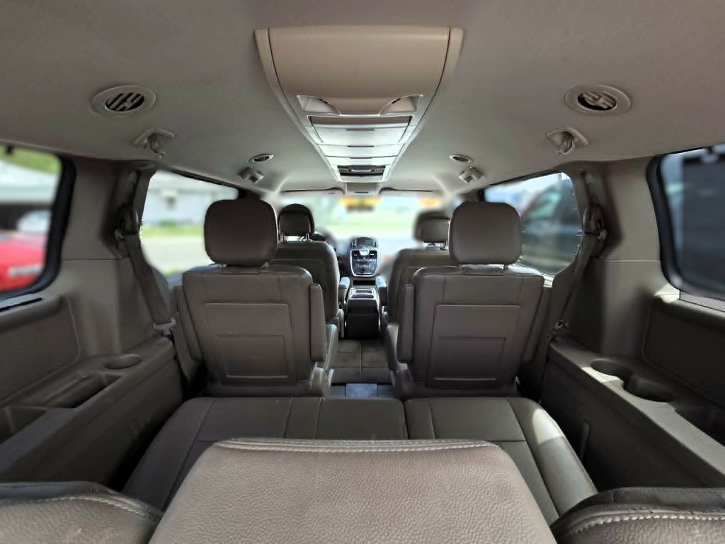 2015 Chrysler Town & Country Image 13