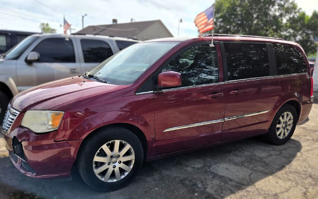 2013 Chrysler Town & Country Image 2