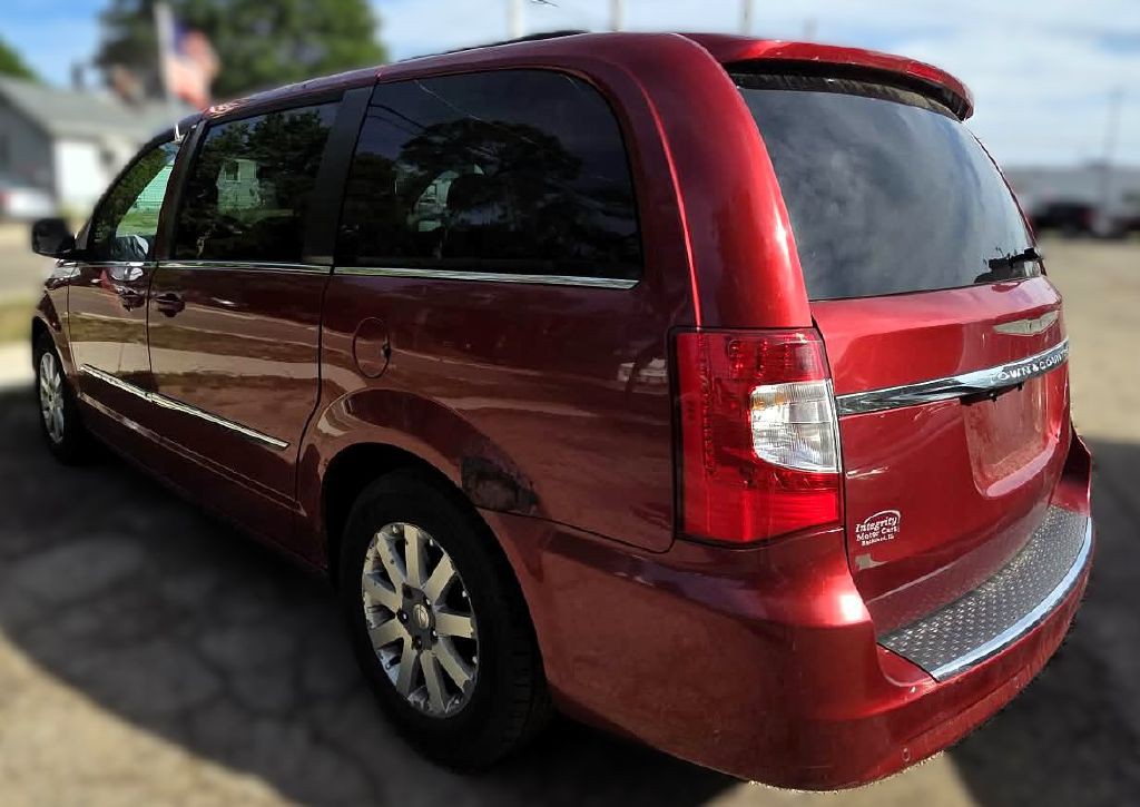 2013 Chrysler Town & Country Image 3