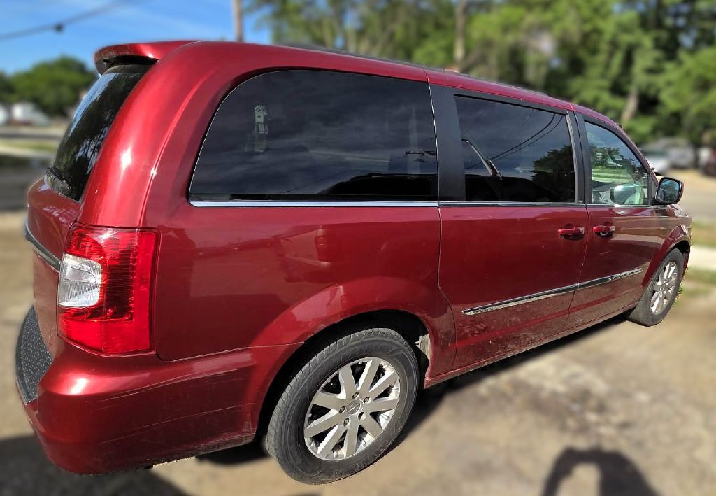 2013 Chrysler Town & Country Image 4