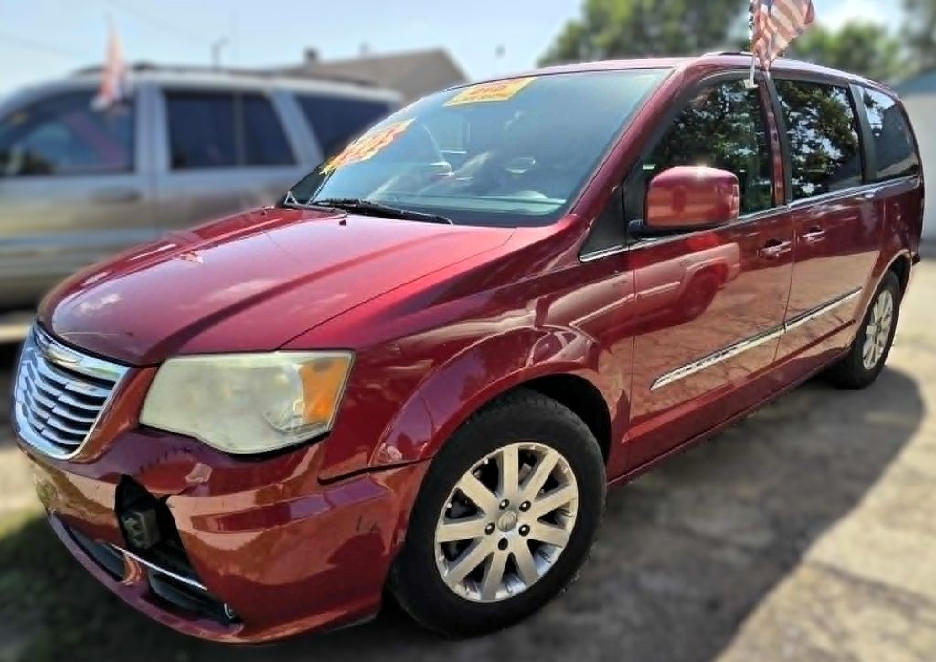 2013 Chrysler Town & Country Image 2