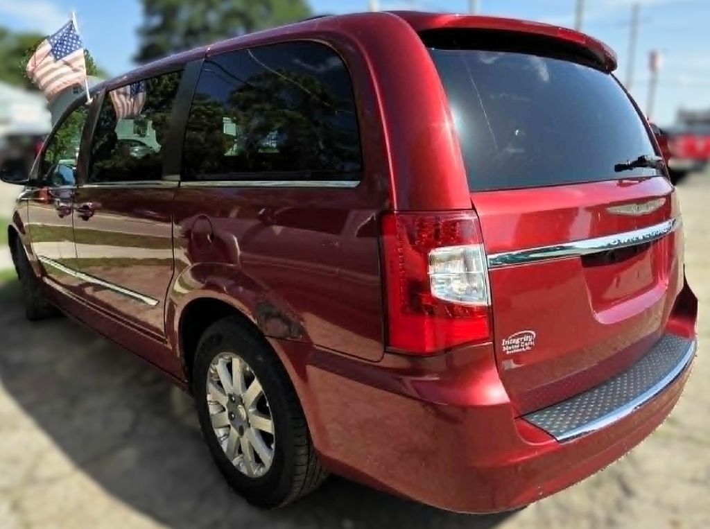 2013 Chrysler Town & Country Image 3