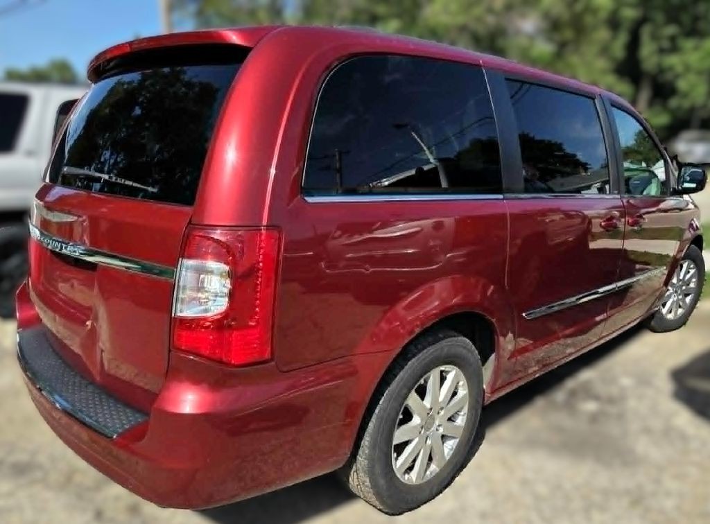 2013 Chrysler Town & Country Image 4